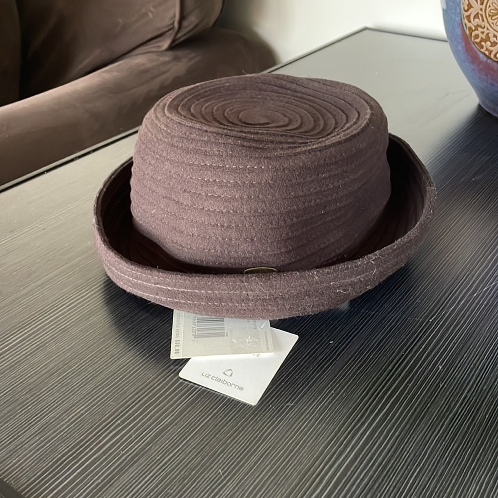 Woman's hat - Picture 2 of 2